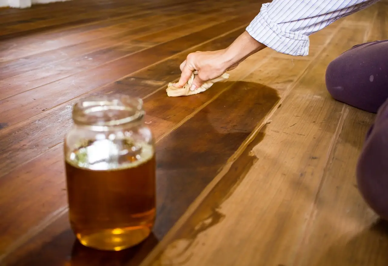 Non usare l’aceto normale sul legno: ecco quale scegliere per non rovinare i mobili