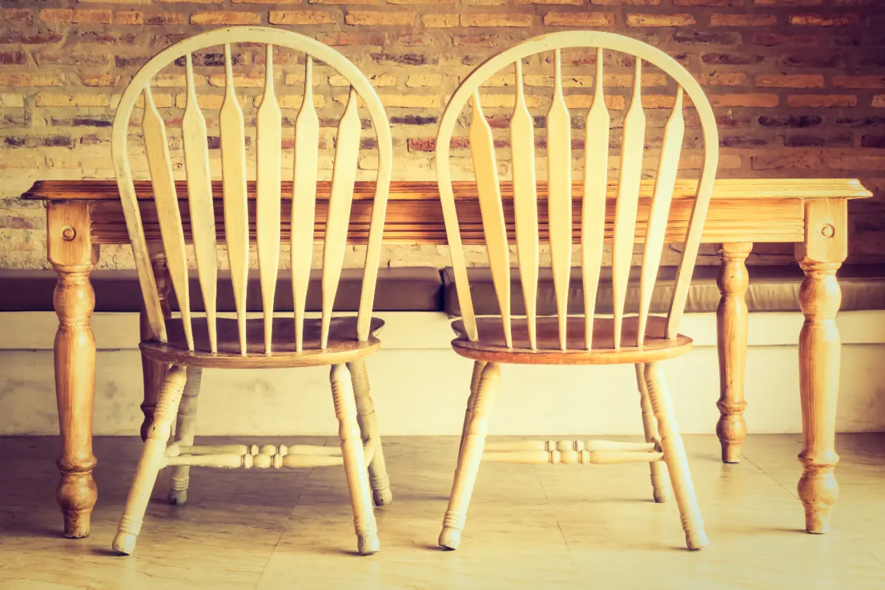 Le tue sedie di legno sono appiccicose e unte? Ecco il trucco rapido per sgrassarle subito