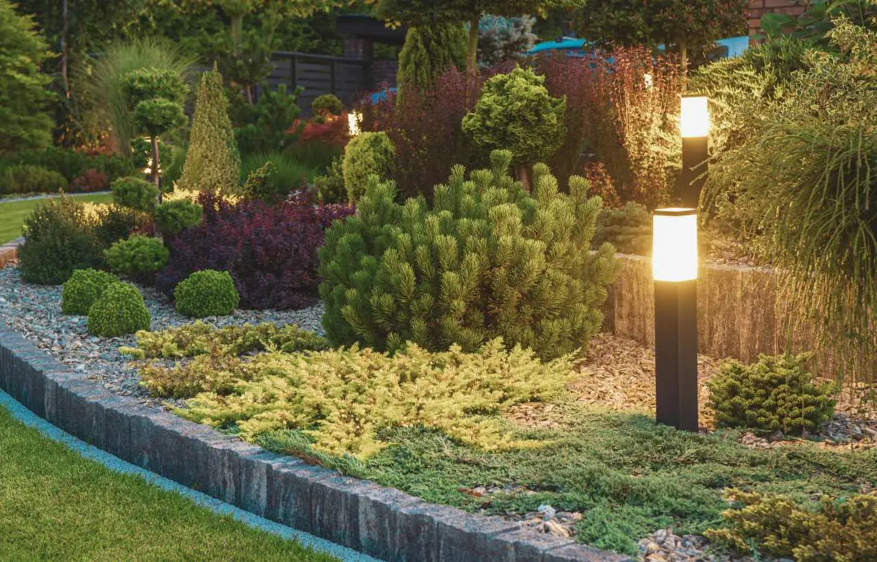 Come si fa a creare un’illuminazione suggestiva in giardino? Faretti, LED e lampade solari