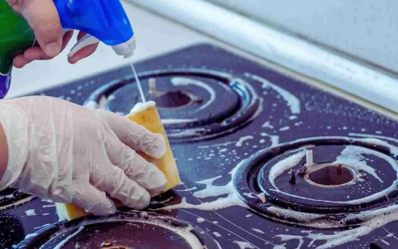 Il trucco per sgrassare i fornelli in pochi minuti