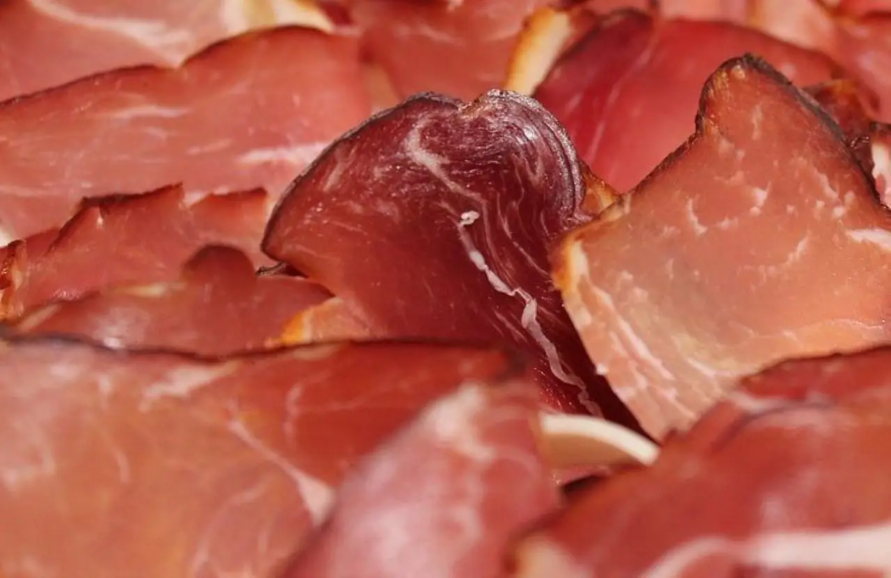 Quali sono i salumi con meno grassi e sale? La guida per un aperitivo più sano