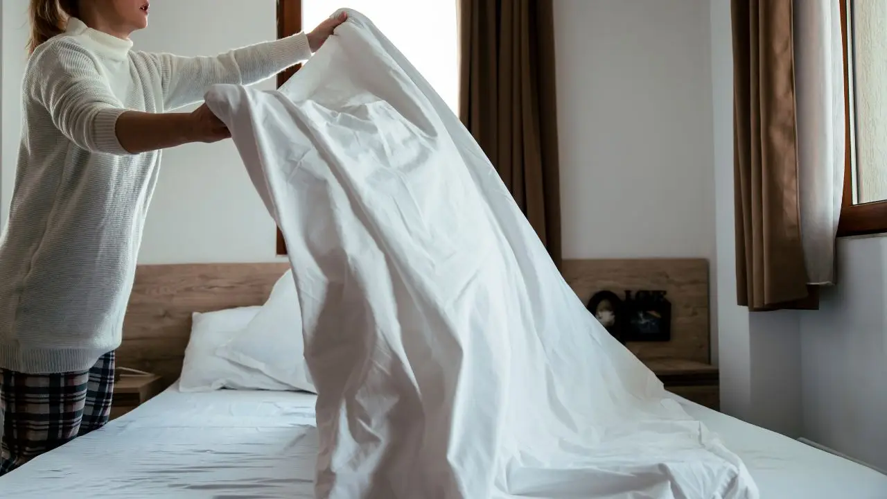 Federe unte e ingiallite? Ecco il trucco definitivo per farle tornare bianche come nuove